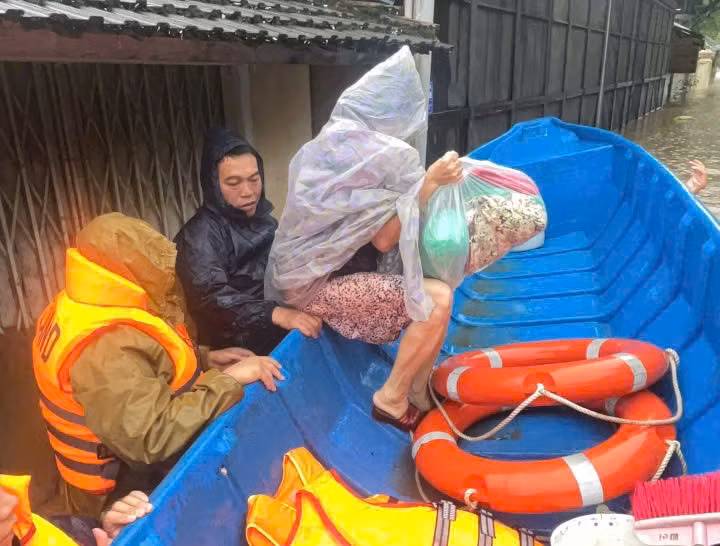 Công an xứ Huế ngâm mình trong lũ hỗ trợ di dời người dân -1