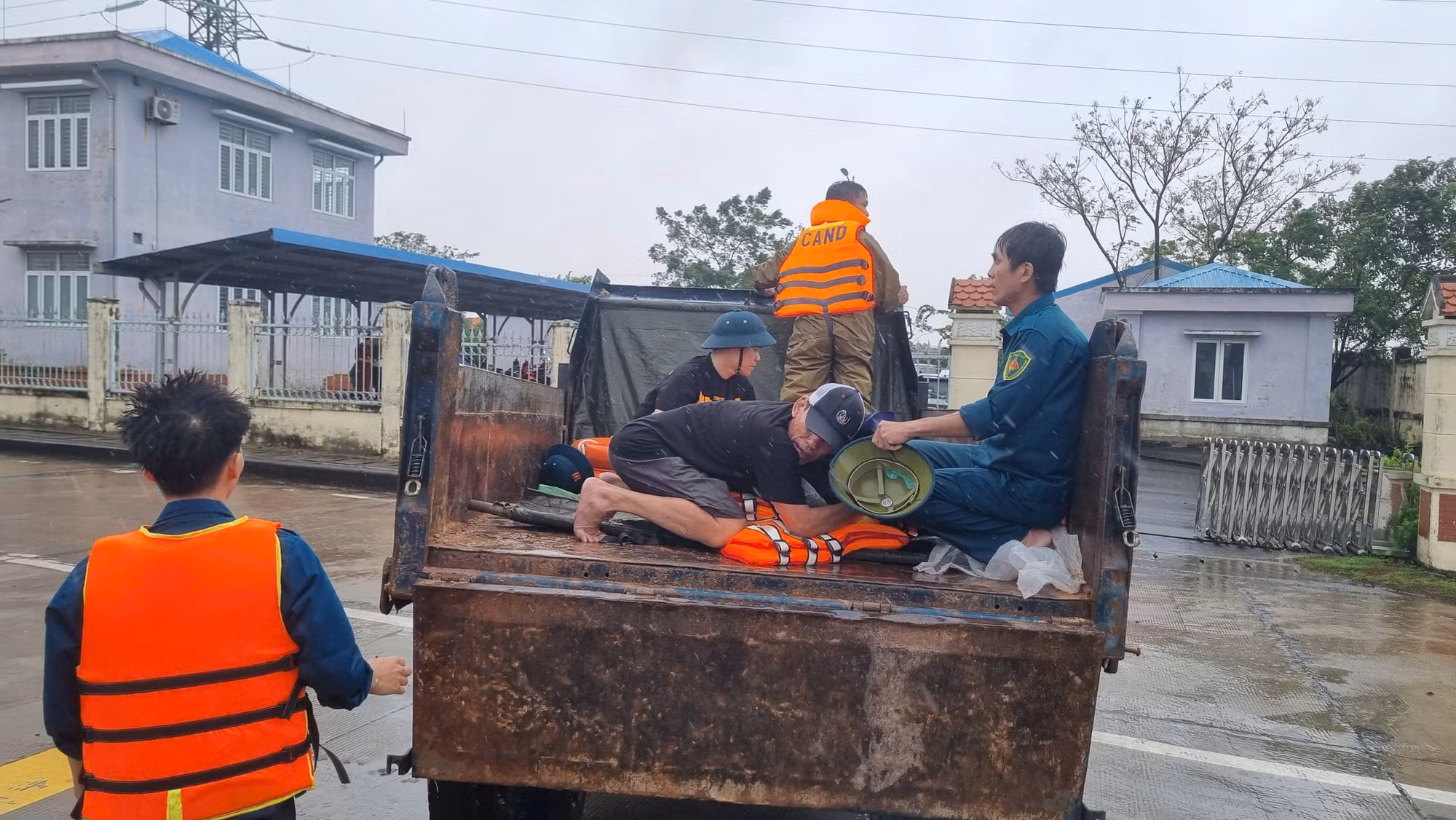 Đà Nẵng: 8 người trong một gia đình nghi bị ngạt khí do máy nổ -0