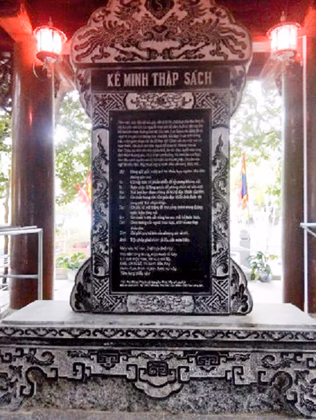 Bia đá khắc "Kê minh thập sách".