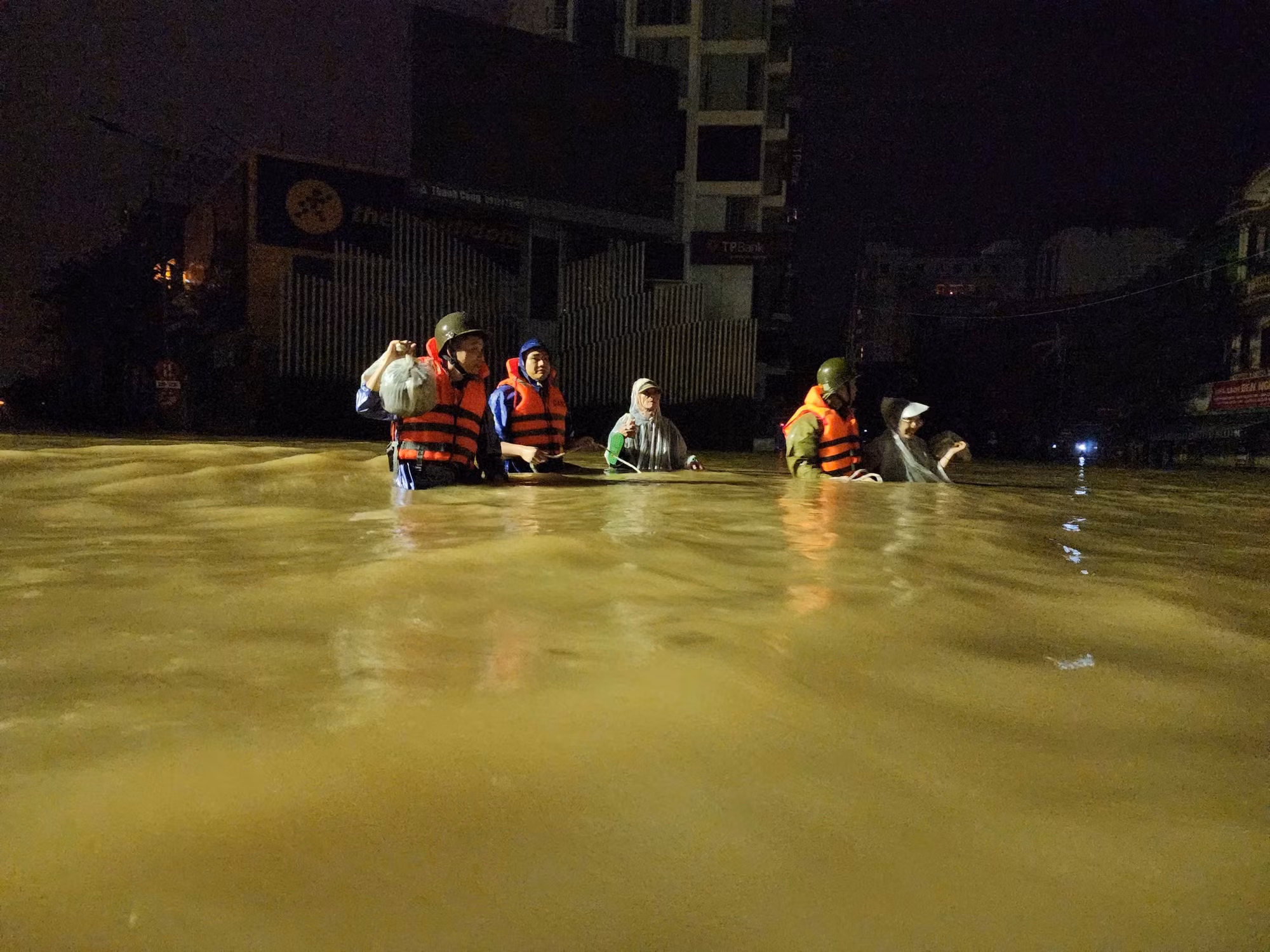 Mưa lớn gây sập cầu, Công an xuyên đêm di dời dân -1