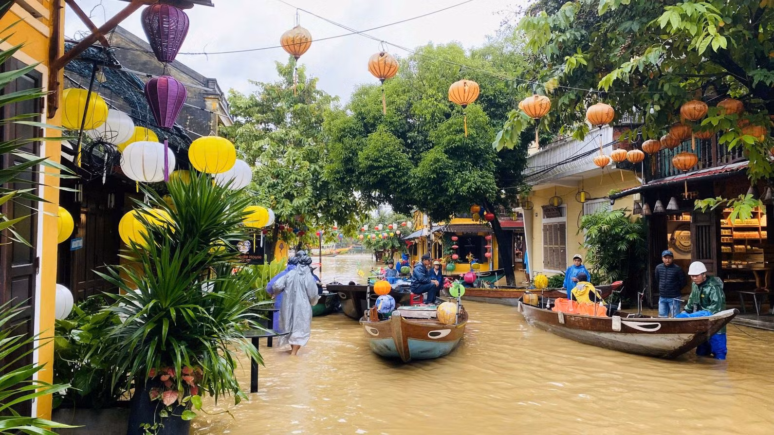 Lũ dâng trong đêm ở phố cổ Hội An, nước tràn ngập nhiều tuyến đường -0