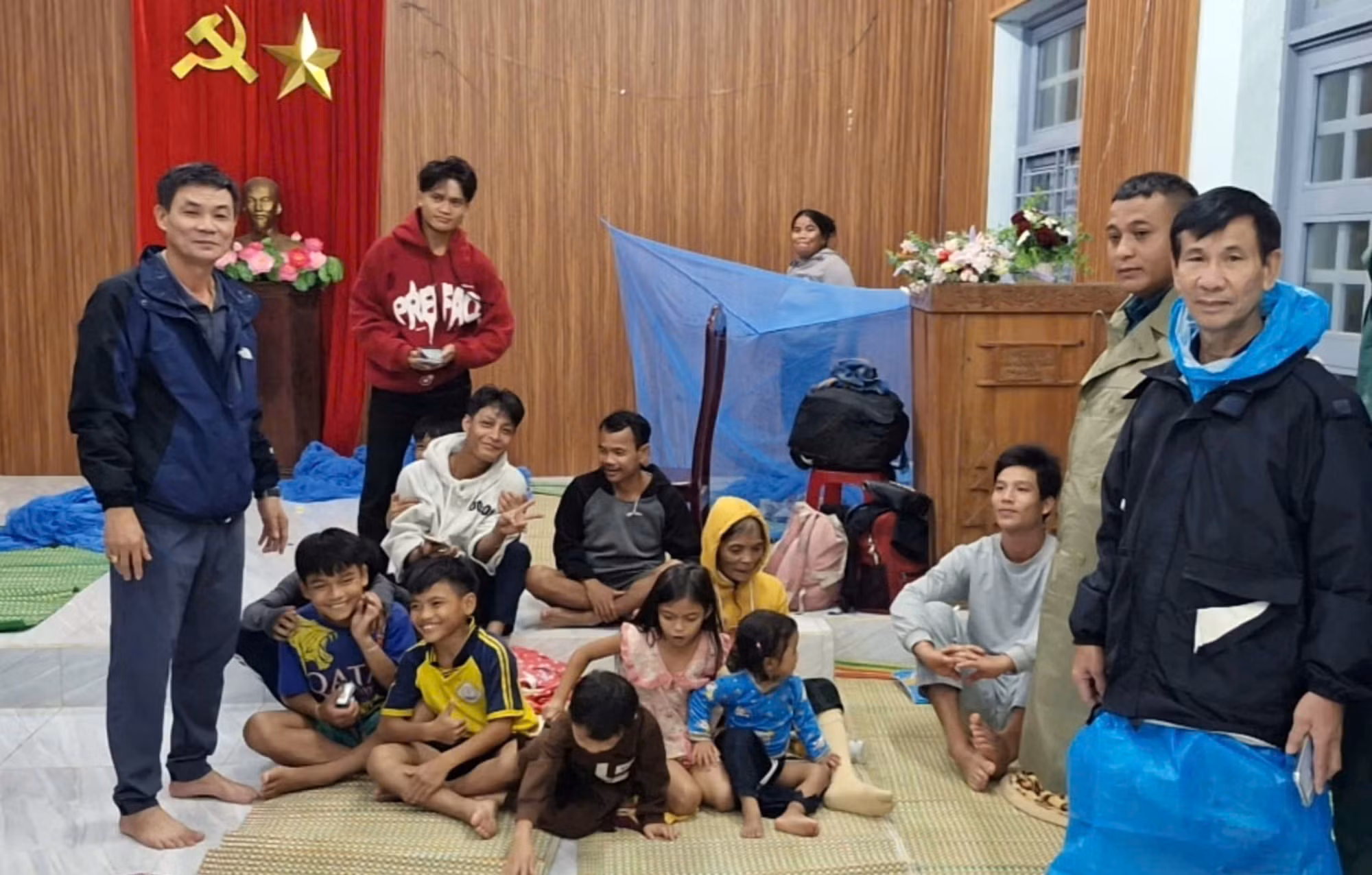 Di dời ngay trong đêm 33 hộ dân ở vùng nguy cơ sạt lở đến nơi an toàn -0
