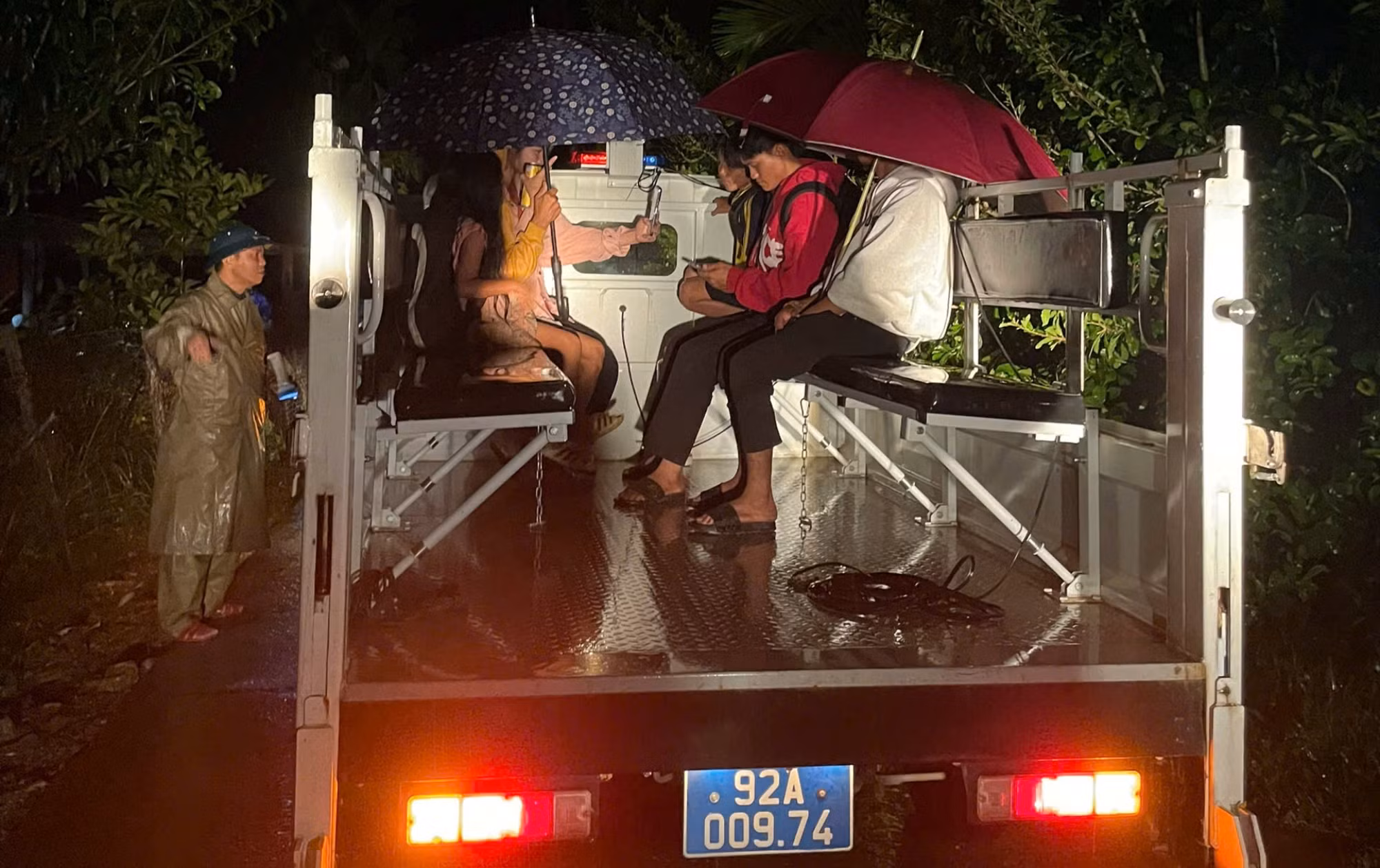 Di dời ngay trong đêm 33 hộ dân ở vùng nguy cơ sạt lở đến nơi an toàn -0