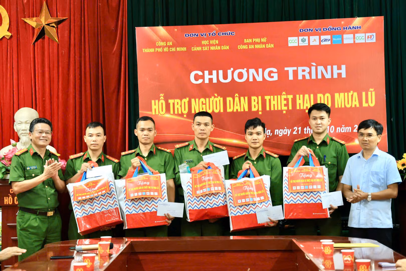 Học viện CSND và các nhà tài trợ ủng hộ người dân bị thiệt hại do mưa lũ tại Bắc Ninh -0