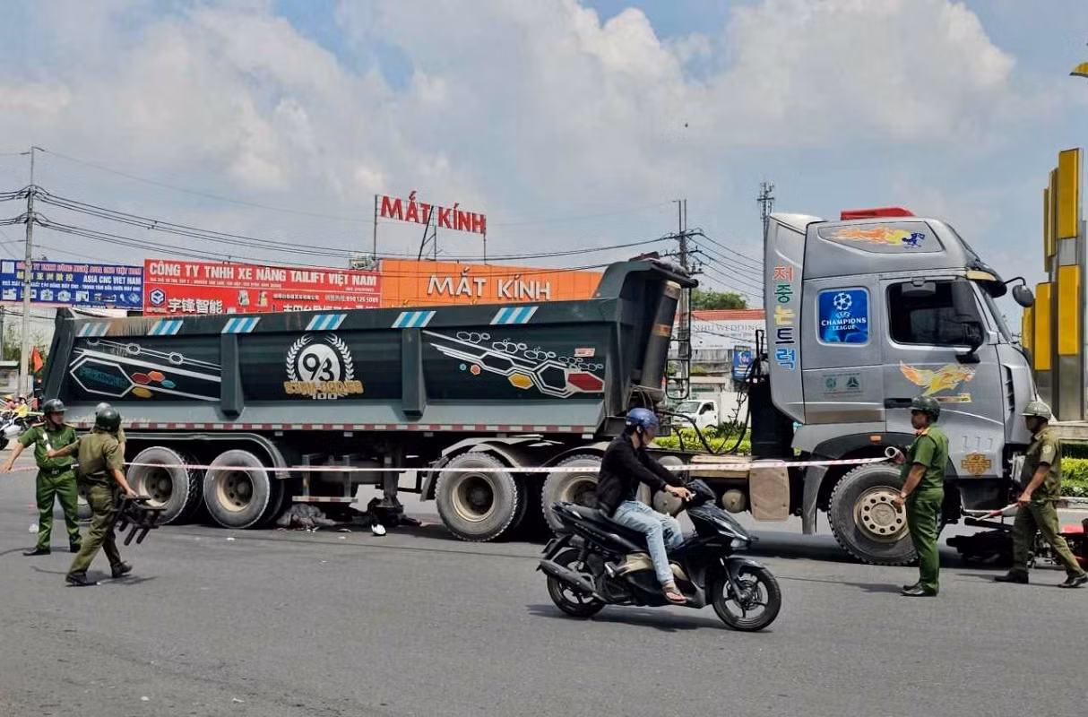 2 nữ sinh gặp nạn tử vong khi va chạm với xe đầu kéo tại vòng xoay Tân Hiệp -0