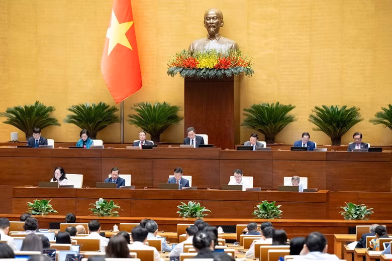 Đề xuất tăng lương để công chức không bị nặng gánh 