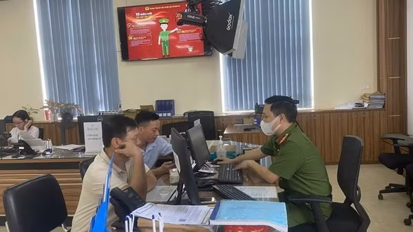 Người dân chỉ cung cấp bản sao Giấy chứng nhận và Căn cước công dân mà không phải công chứng