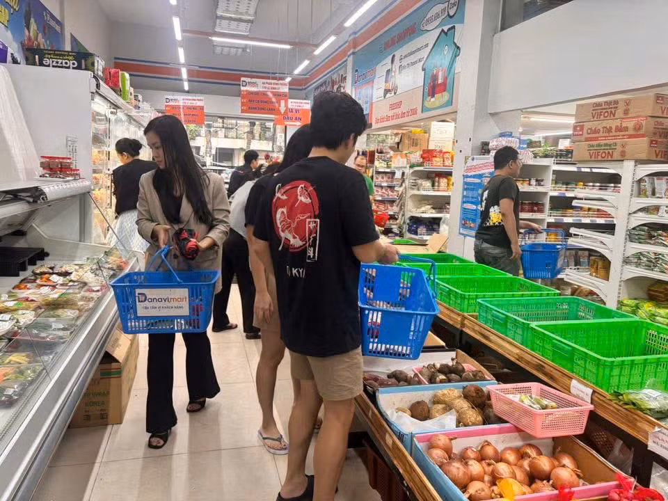 Người dân Đà Nẵng tất bật dự trữ hàng hóa, sẵn sàng ứng phó bão số 12 -0