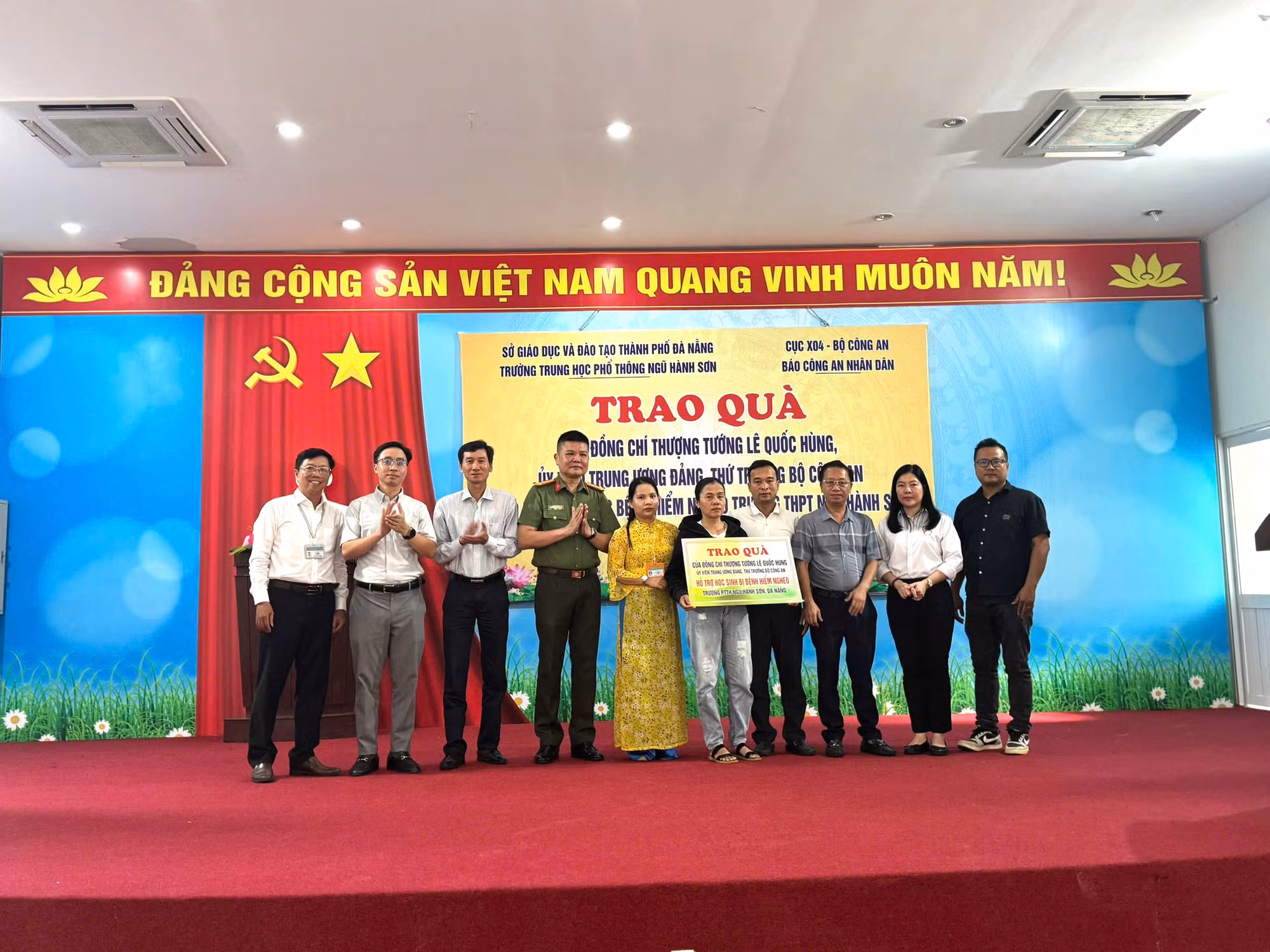 Trao quà của Thứ trưởng Lê Quốc Hùng hỗ trợ một học sinh ở Đà Nẵng bị mắc bệnh hiểm nghèo -0