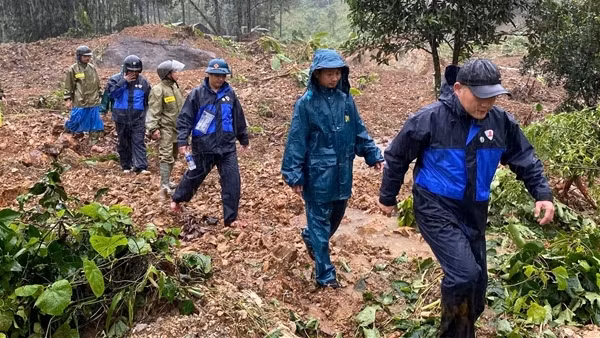 Đà Nẵng: Cảnh sát giải cứu người đàn ông bị vùi trong bùn đất