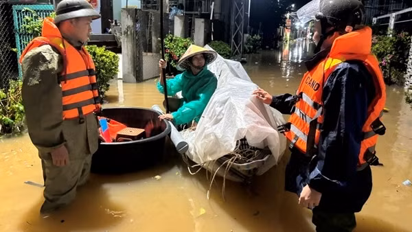 Dầm mình trong mưa lũ giúp người dân ở vùng "rốn lũ" Thượng Đức