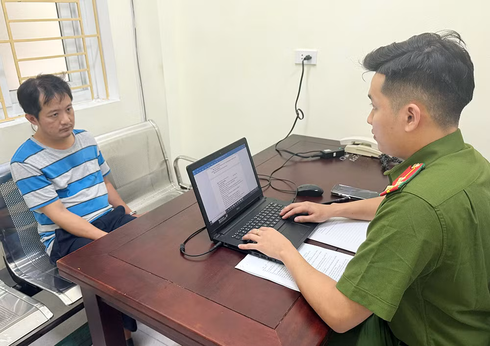 Tạm giữ hình sự đối tượng lao xe ô tô vào cán bộ Công an -0