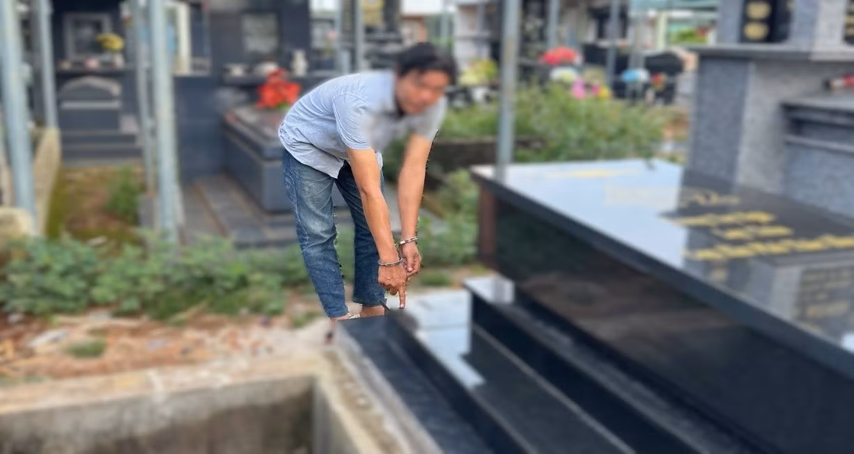 Khởi tố đối tượng đập phá mồ mả -0