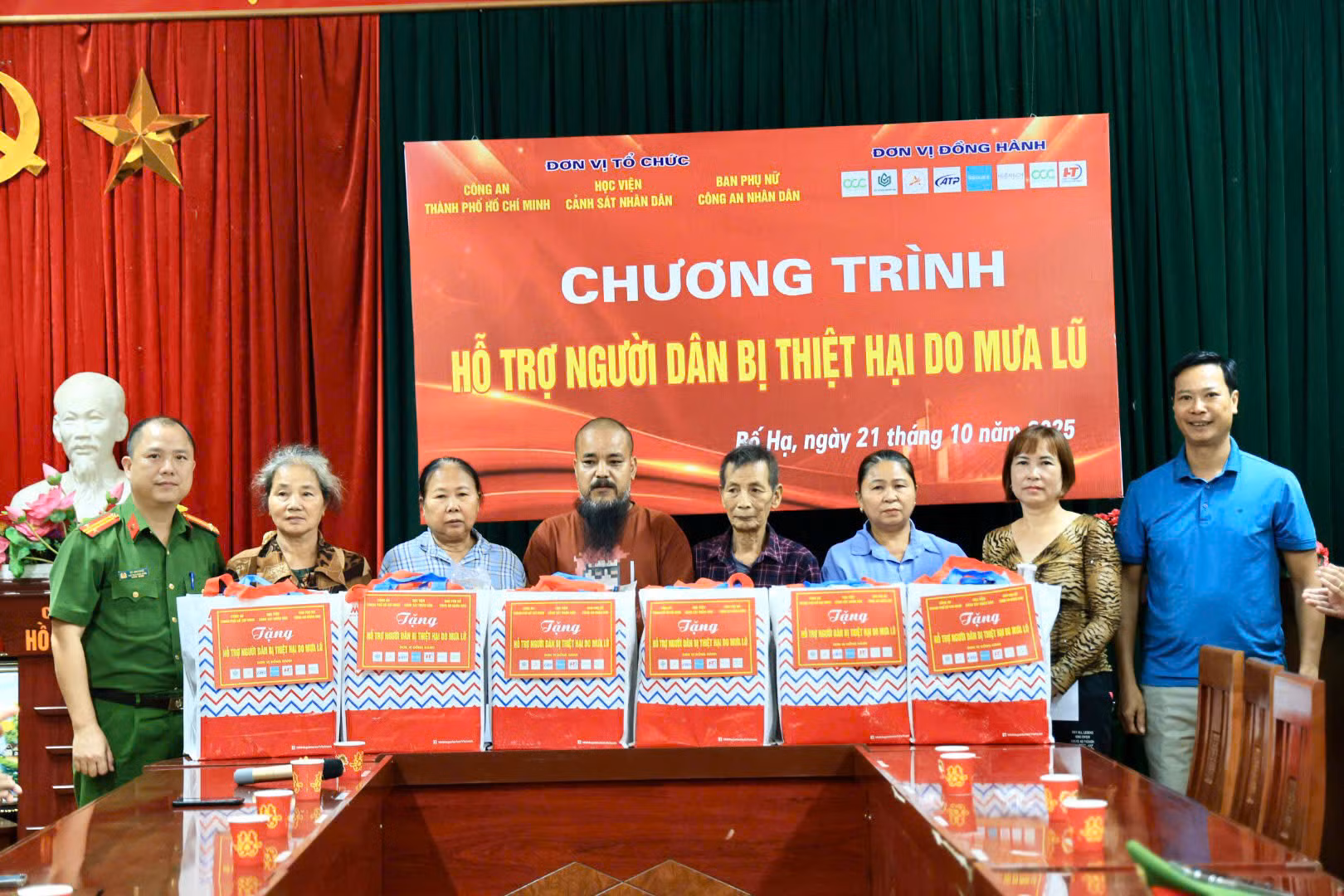 Học viện CSND và các nhà tài trợ ủng hộ người dân bị thiệt hại do mưa lũ tại Bắc Ninh -0