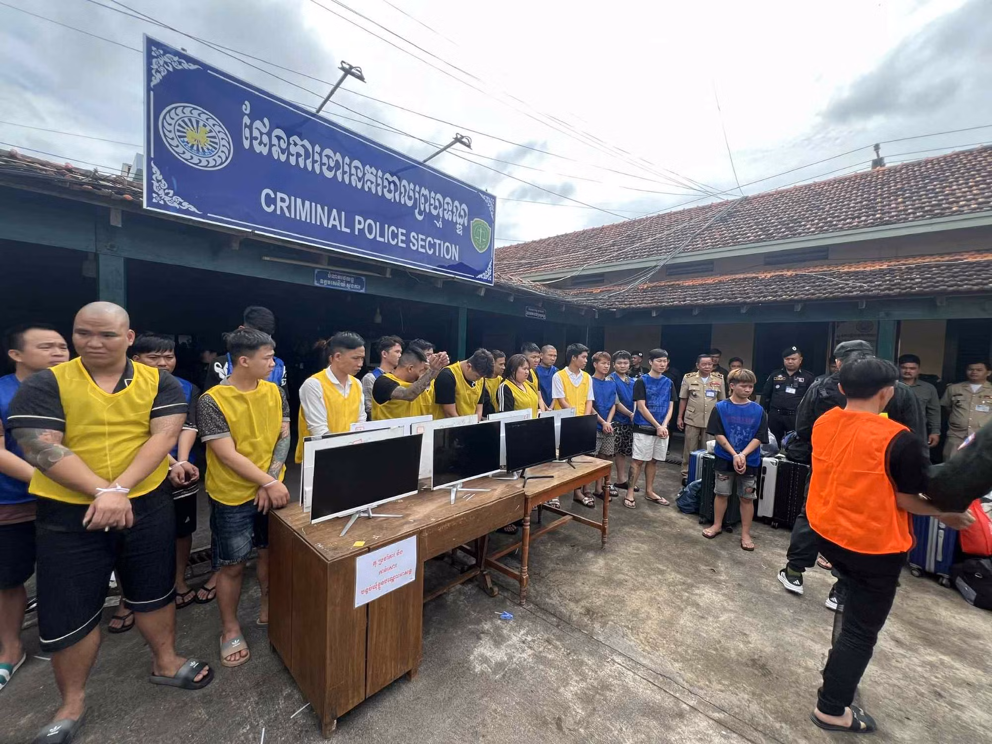 Thứ trưởng Nguyễn Văn Long hội đàm với Tổng cục trưởng Tổng cục Công an quốc gia, Bộ Nội vụ Campuchia -1