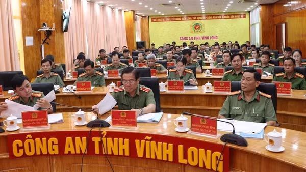 Đảng ủy, Ban Giám đốc Công an tỉnh Vĩnh Long đối thoại với Công an xã, phường