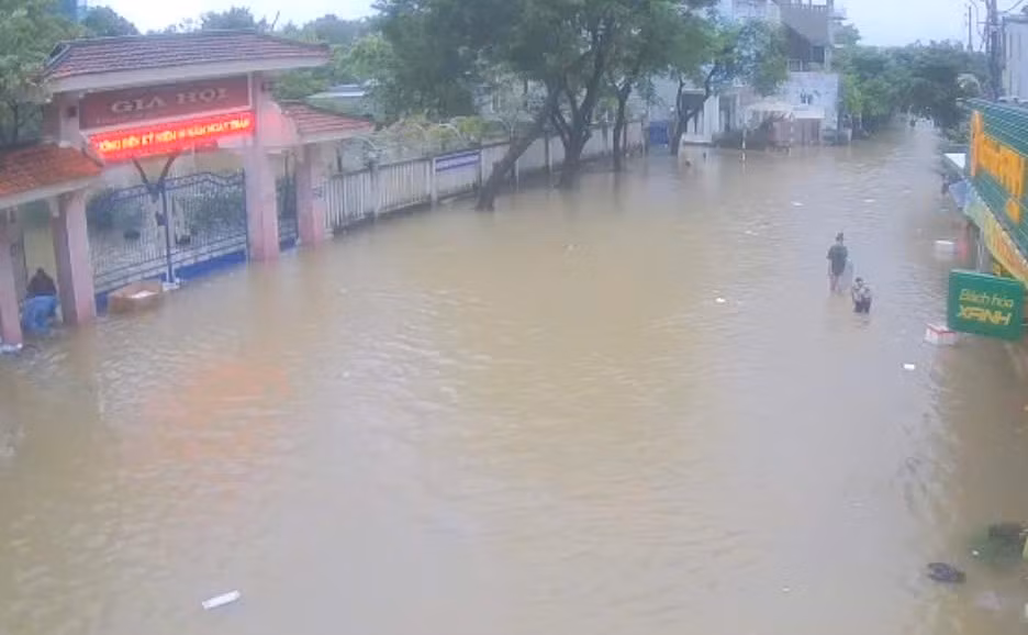 Công an phường ở Huế trắng đêm di dời dân thoát khỏi vùng ngập lụt -0