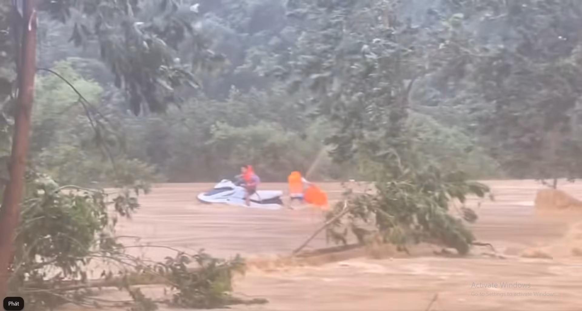Phút sinh tử giữa dòng lũ dữ -0