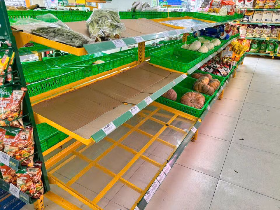 Người dân Đà Nẵng tất bật dự trữ hàng hóa, sẵn sàng ứng phó bão số 12 -2