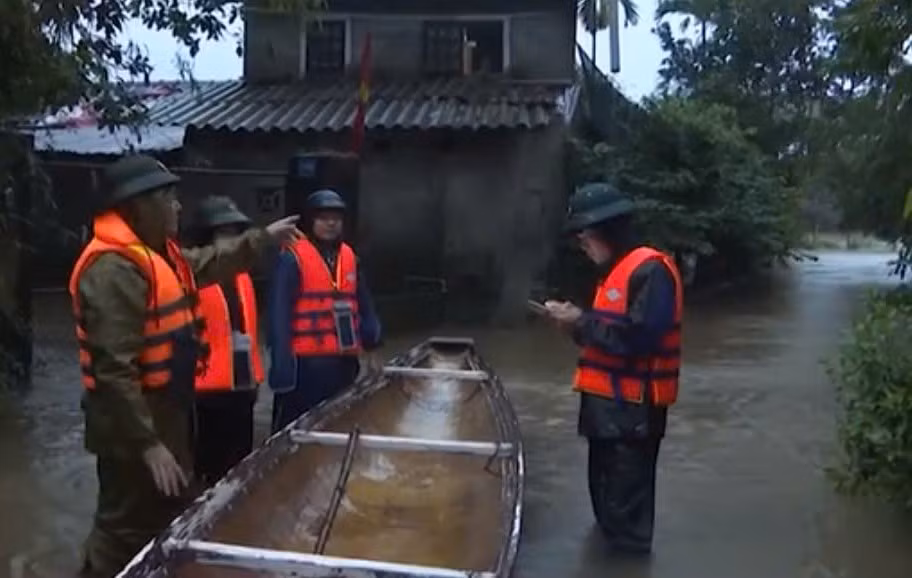 Công an phường ở Huế trắng đêm di dời dân thoát khỏi vùng ngập lụt -0
