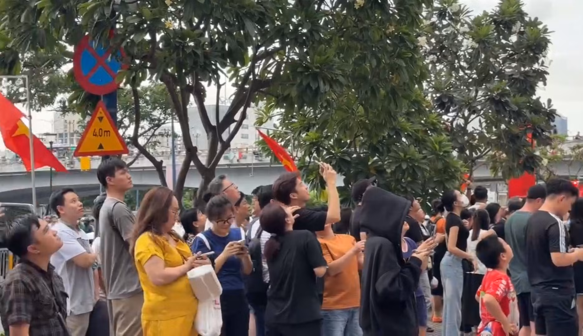 Người dân hoảng loạn khi phát hiện chung cư cao tầng phát hỏa -1