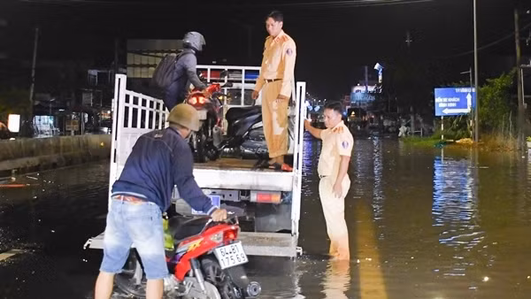 CSGT Vĩnh Long dùng xe chuyên dụng giúp người dân qua vùng nước ngập