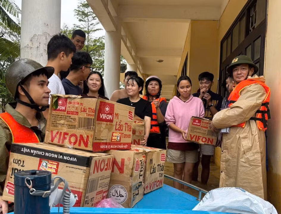 Phó Thủ tướng Trần Hồng Hà thăm hỏi, động viên cán bộ y tế và bệnh nhân ở TP Huế -0