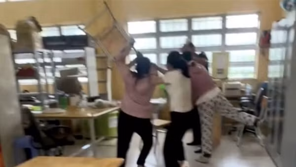 Người mẹ xông vào lớp hành hung thầy giáo vì nhắn tin... "thân mật" với nữ sinh