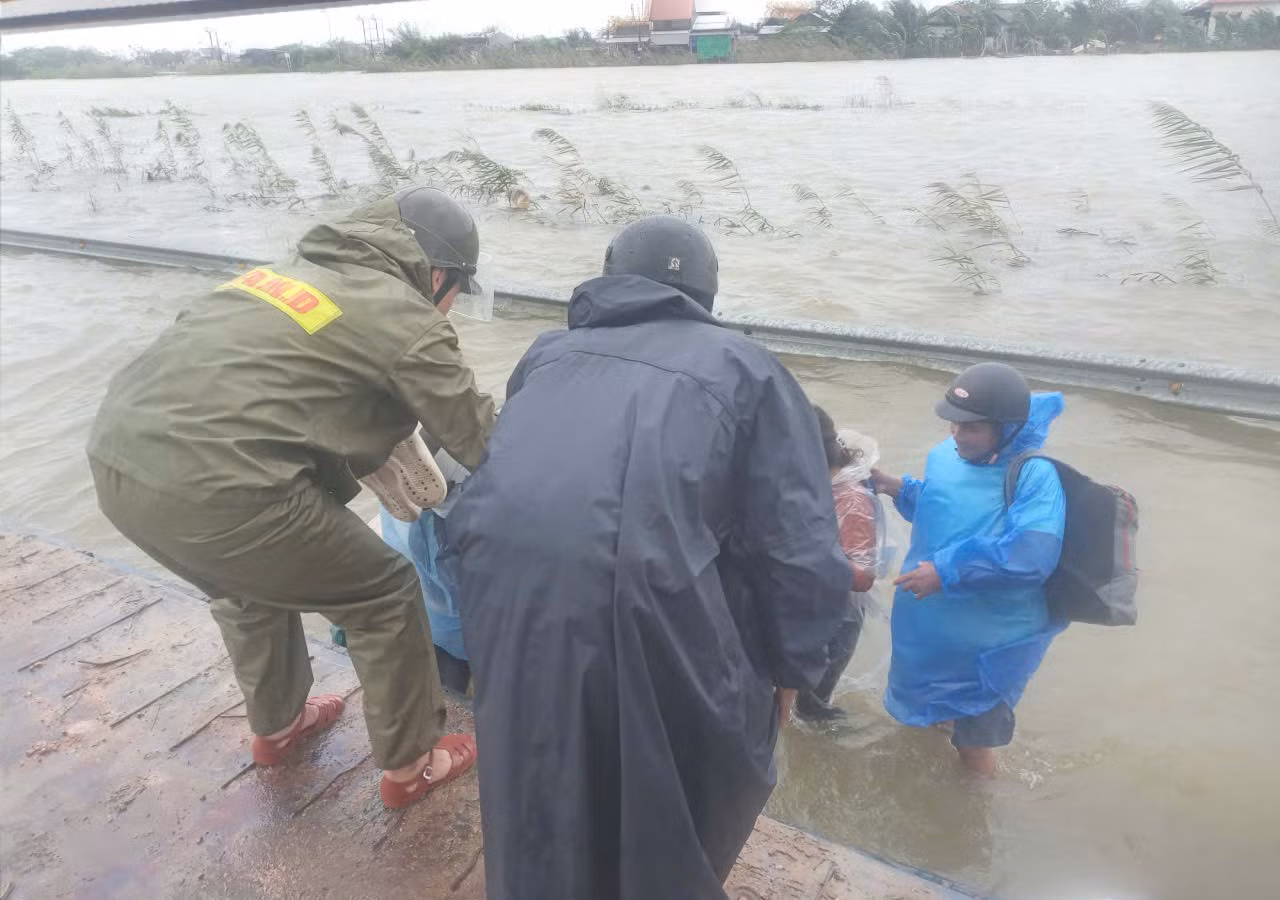 Người dân ở bên đầm phá Tam Giang xúc động khi được Công an dùng xe tải đưa qua điểm ngập lụt -0