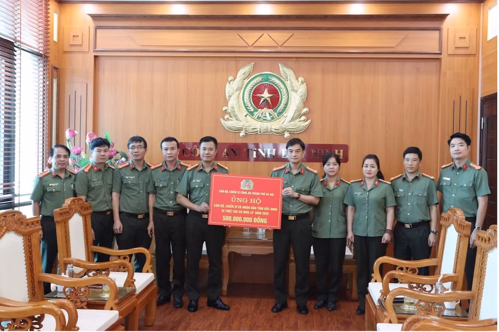 Trao tặng quà ủng hộ đồng bào tỉnh Lạng Sơn và Bắc Ninh bị thiệt hại do mưa lũ -0