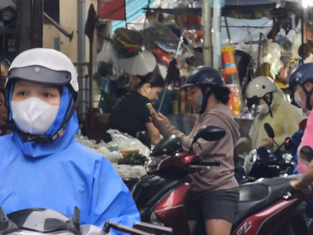 Người dân Đà Nẵng tất bật dự trữ hàng hóa, sẵn sàng ứng phó bão số 12 -0