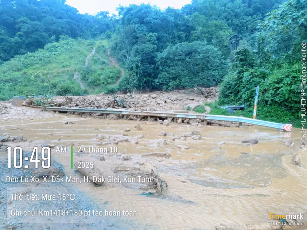 Quảng Ngãi: Báo động an toàn cầu Châu Ô trên QL1 do nước lũ dâng cao -0