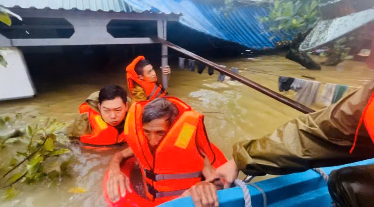 Ứng cứu thành công 2 vụ lật đò, 1 chiến sĩ bị thương khi cứu dân mắc kẹt trong lũ -0