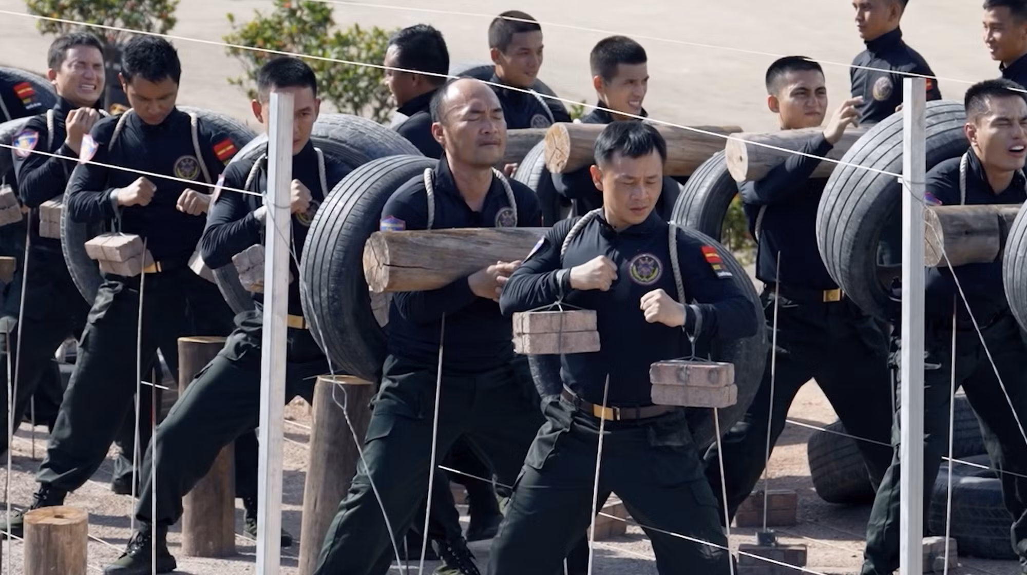 Công bố MV tái hiện hành trình khói lửa, rực rỡ và đầy tự hào của 16 “Chiến sĩ quả cảm” -1
