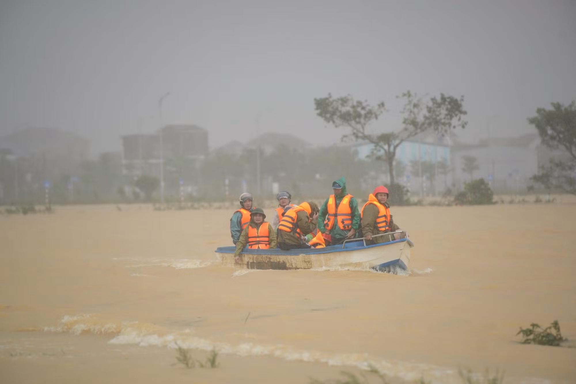 Dùng dây thừng vận chuyển lương thực cho hàng chục hộ đồng bào dân tộc thiểu số bị cô lập -0