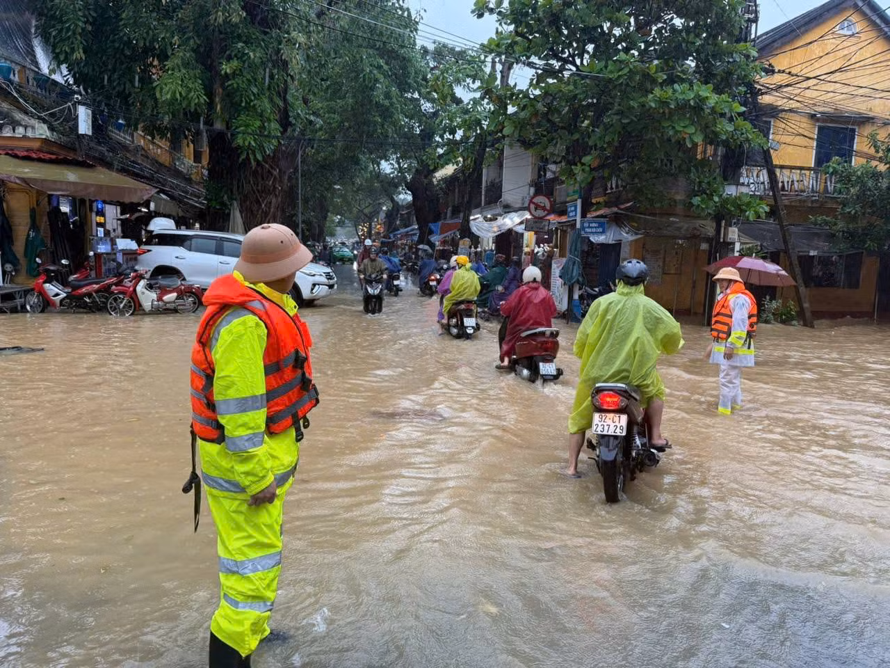 Cảnh sát giao thông Đà Nẵng: Cảnh báo 113 điểm ngập úng, chia cắt giao thông trên các tuyến huyết mạch -0