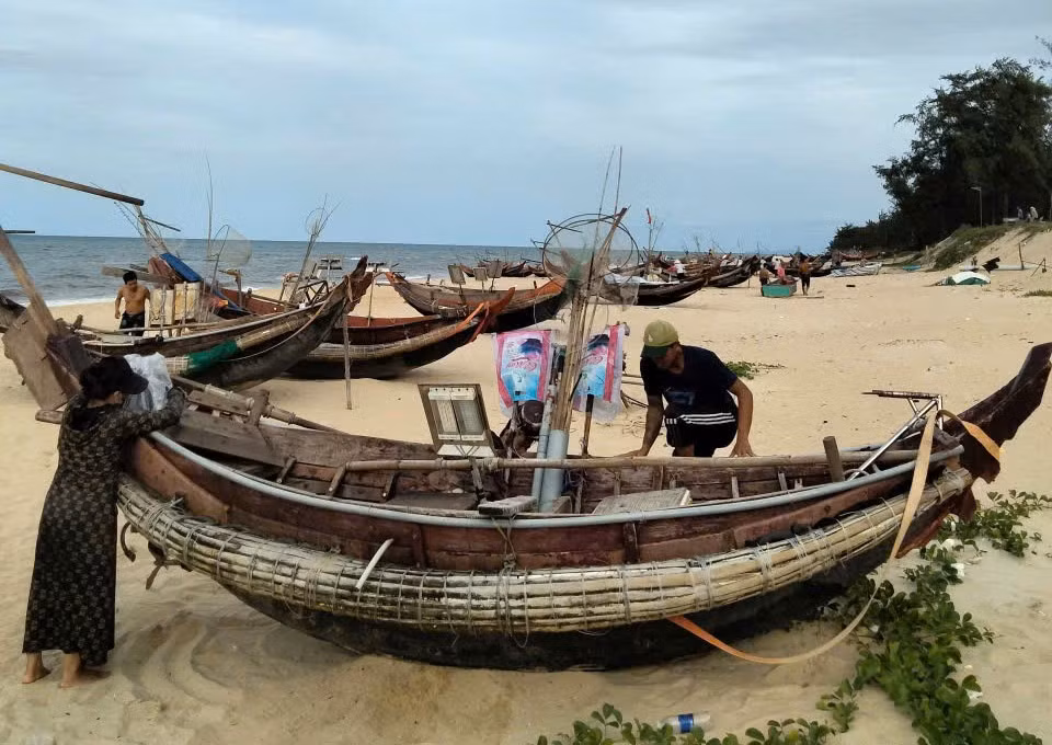 Ngư dân ở Huế cấp tập đưa tàu thuyền vào bờ tránh bão số 12 -0