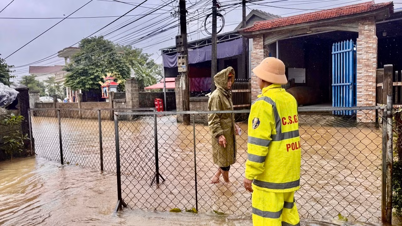 Công an Quảng Trị chủ động ứng phó mưa lớn, giúp dân đảm bảo an toàn -0