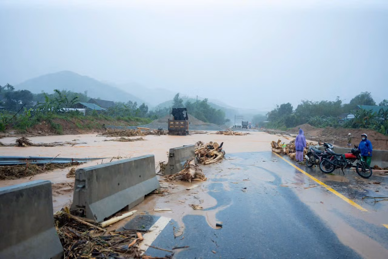 Phó Thủ tướng Trần Hồng Hà kiểm tra và chỉ đạo khắc phục sạt lở trên tuyến cao tốc La Sơn – Hòa Liên -0