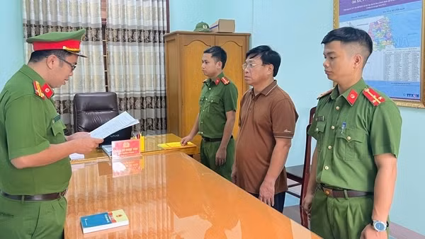 Khởi tố một giám đốc đổ gần 120 tấn chất thải gây ô nhiễm môi trường
