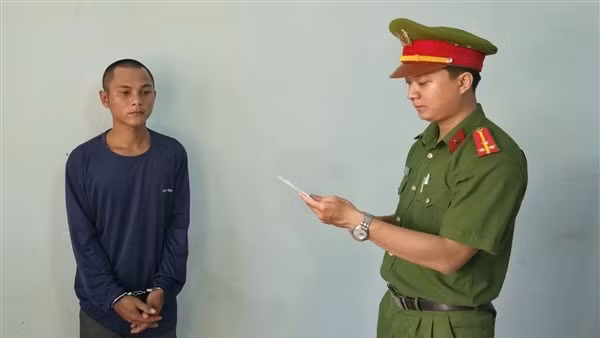 Mâu thuẫn trên bàn nhậu, cầm chai bia ném bạn nhập viện