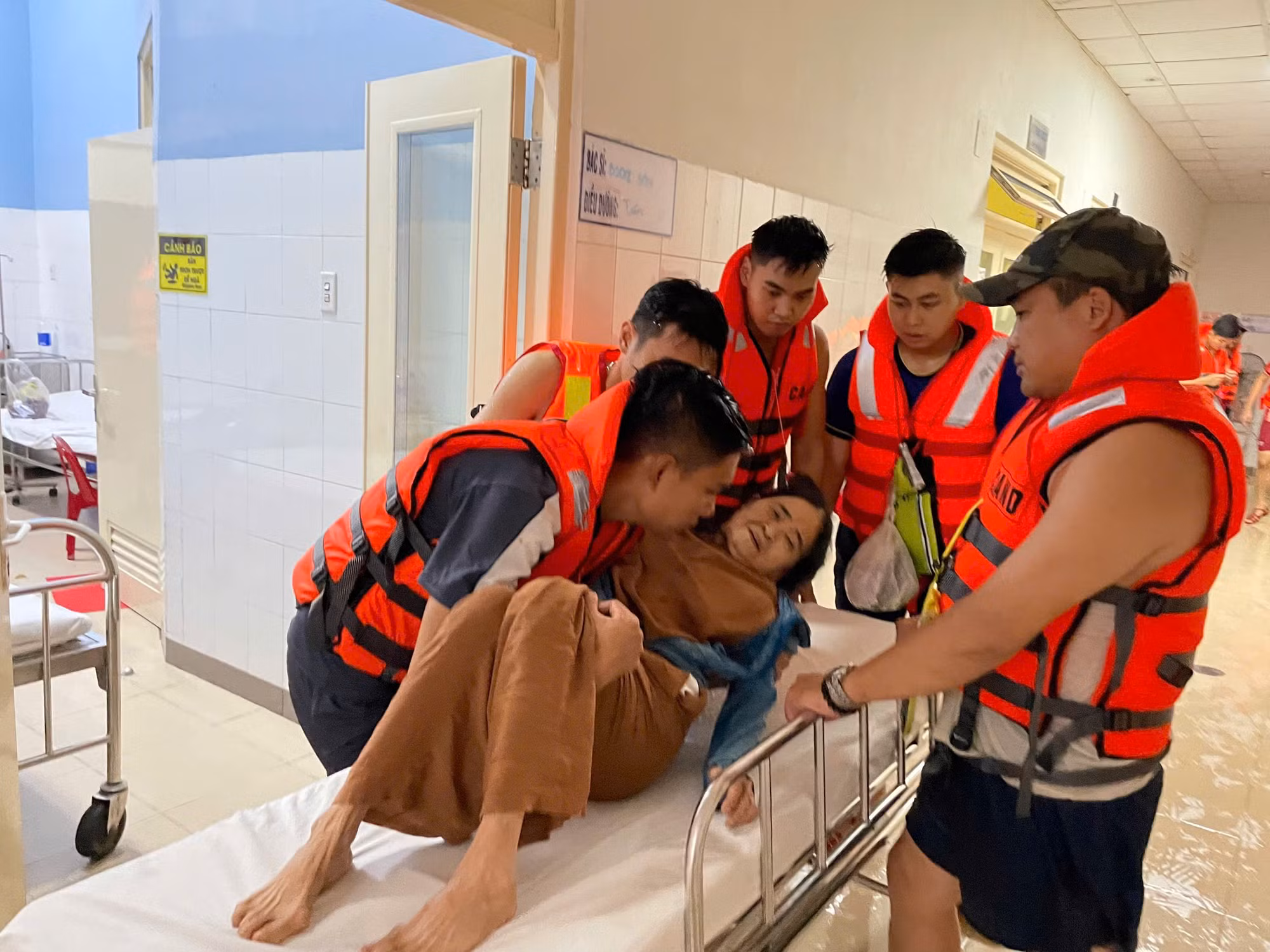 Mưa lớn gây sập cầu, Công an xuyên đêm di dời dân -1