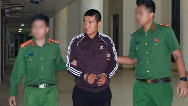 Dẫn giải kẻ bỏ lại 18 bánh heroin trốn sang Lào 6 năm trước