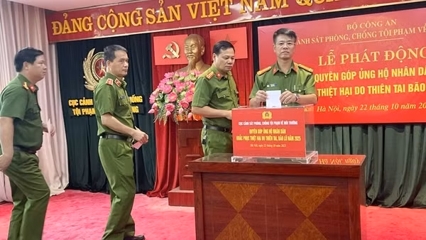 Cục Cảnh sát môi trường ủng hộ, chia sẻ khó khăn với đồng bào bị thiệt hại bởi bão lũ