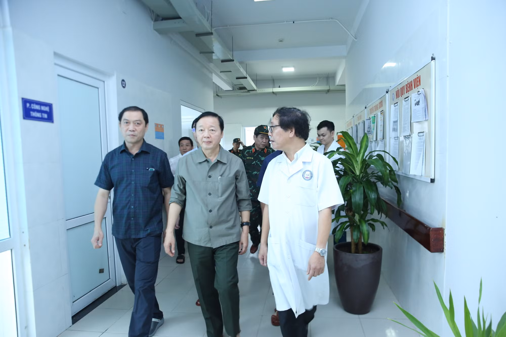 Phó Thủ tướng Trần Hồng Hà thăm hỏi, động viên cán bộ y tế và bệnh nhân ở TP Huế -0