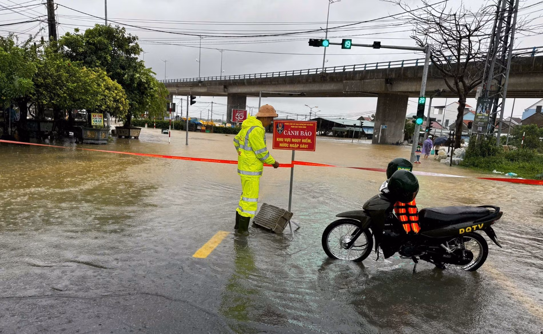 Lũ dâng trong đêm ở phố cổ Hội An, nước tràn ngập nhiều tuyến đường -2