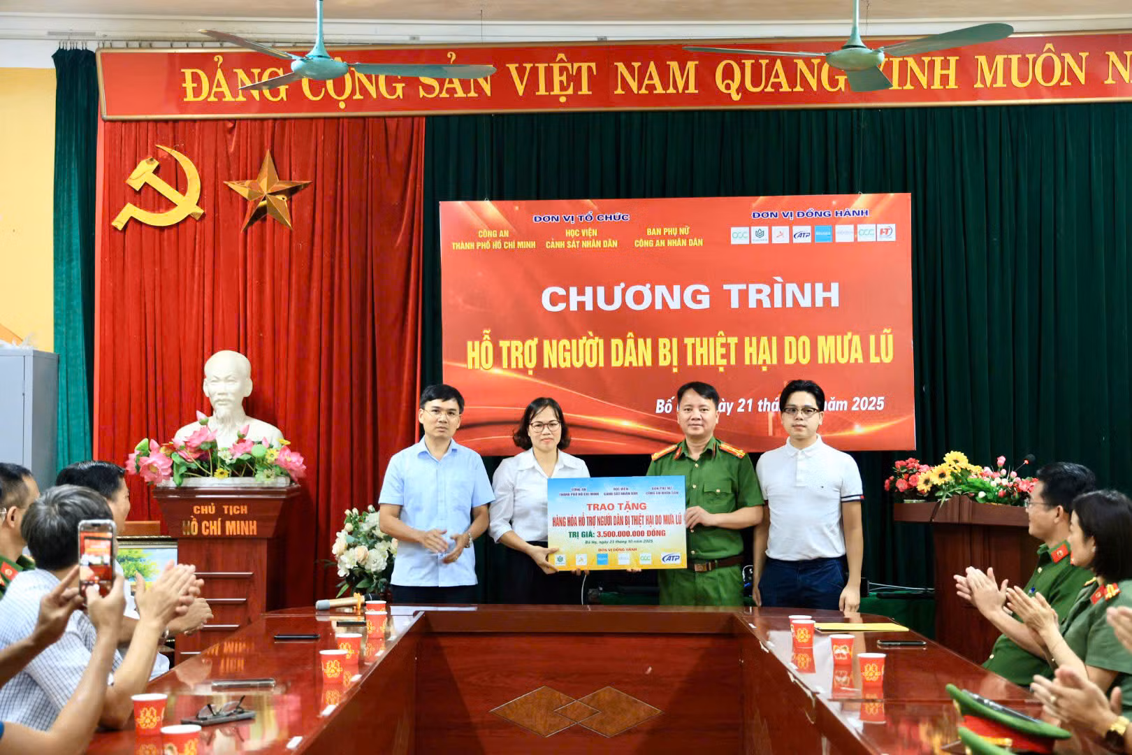 Học viện CSND và các nhà tài trợ ủng hộ người dân bị thiệt hại do mưa lũ tại Bắc Ninh -0