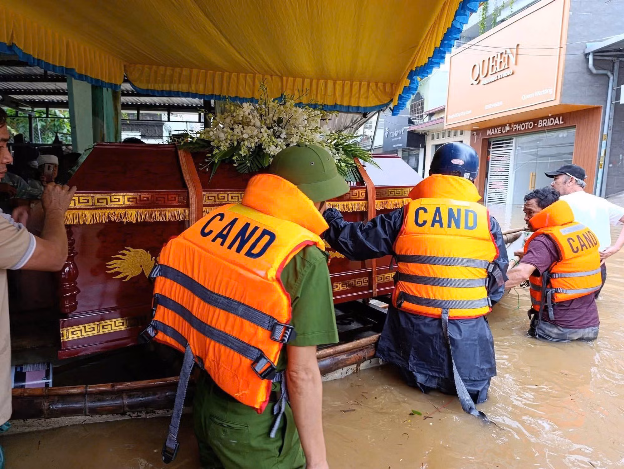 Đà Nẵng: Dầm mình giữa nước lũ, chiến sĩ Công an giúp dân hoàn thành đám tang trong vùng cô lập -1