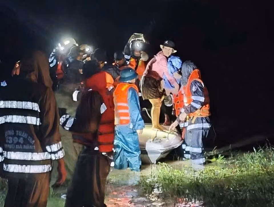 Đà Nẵng căng mình trong lũ, 6 người chết, 4 người mất tích, hàng chục nghìn hộ ngập sâu -1