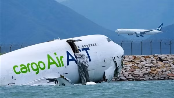 Điều tra vụ máy bay trượt khỏi đường băng, lao xuống biển tại Hong Kong